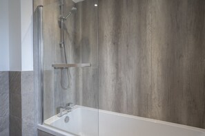 Ensemble baignoire-douche, séchoir à cheveux