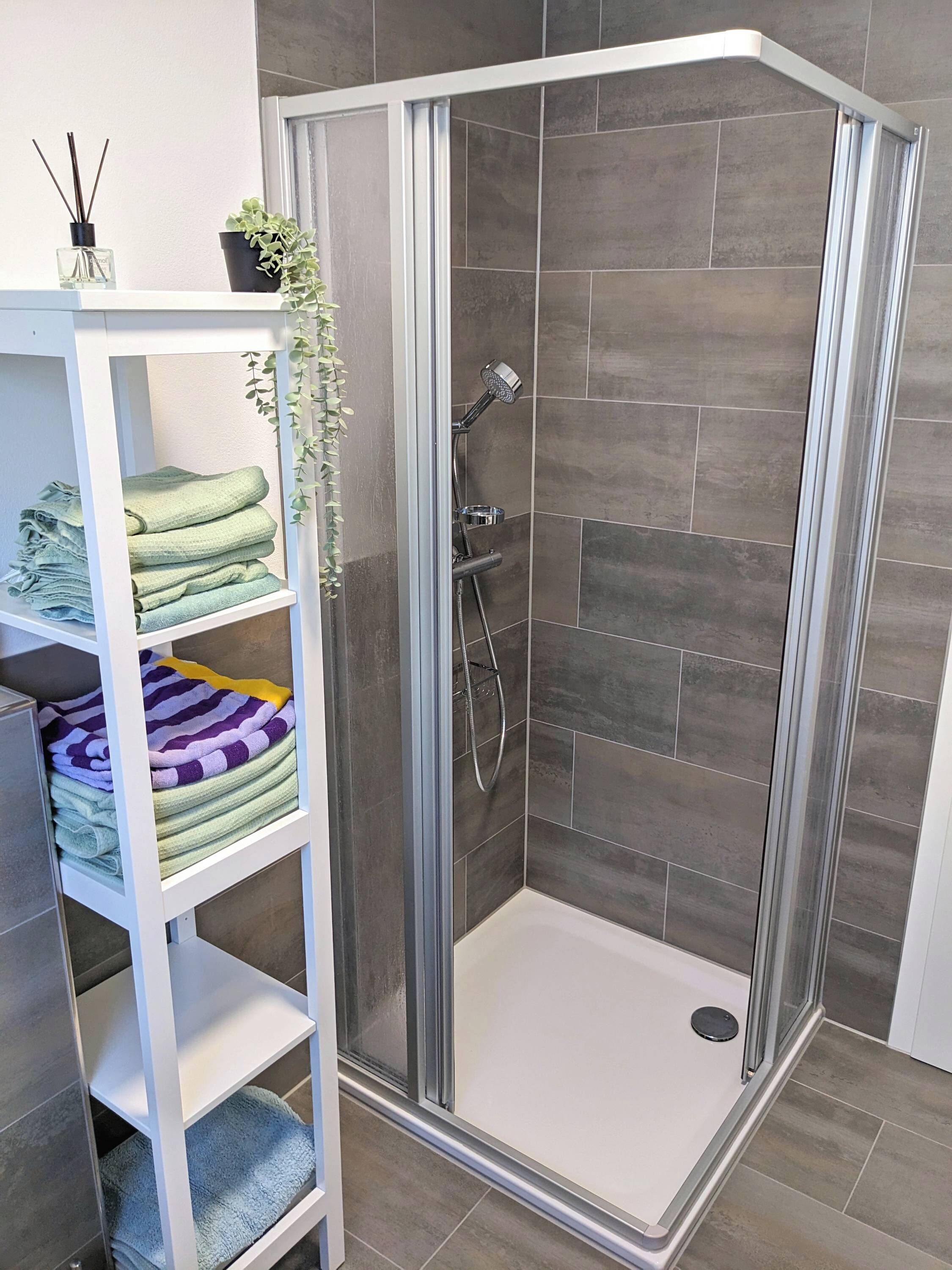 Dusche, Haartrockner, Handtücher, Seife
