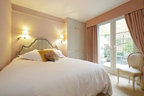 2 bedrooms, desk, iron/ironing board, travel cot - Notting Hill - Glorious 2 Bedroom Garden Apartment (London)