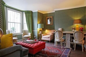 Smart TV, books - Notting Hill - Glorious 2 Bedroom Garden Apartment (London)