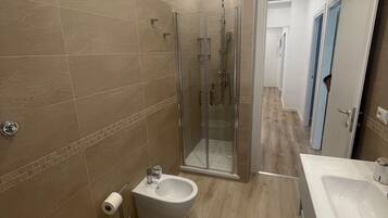 Dusche, Haartrockner, Bidet, Handtücher