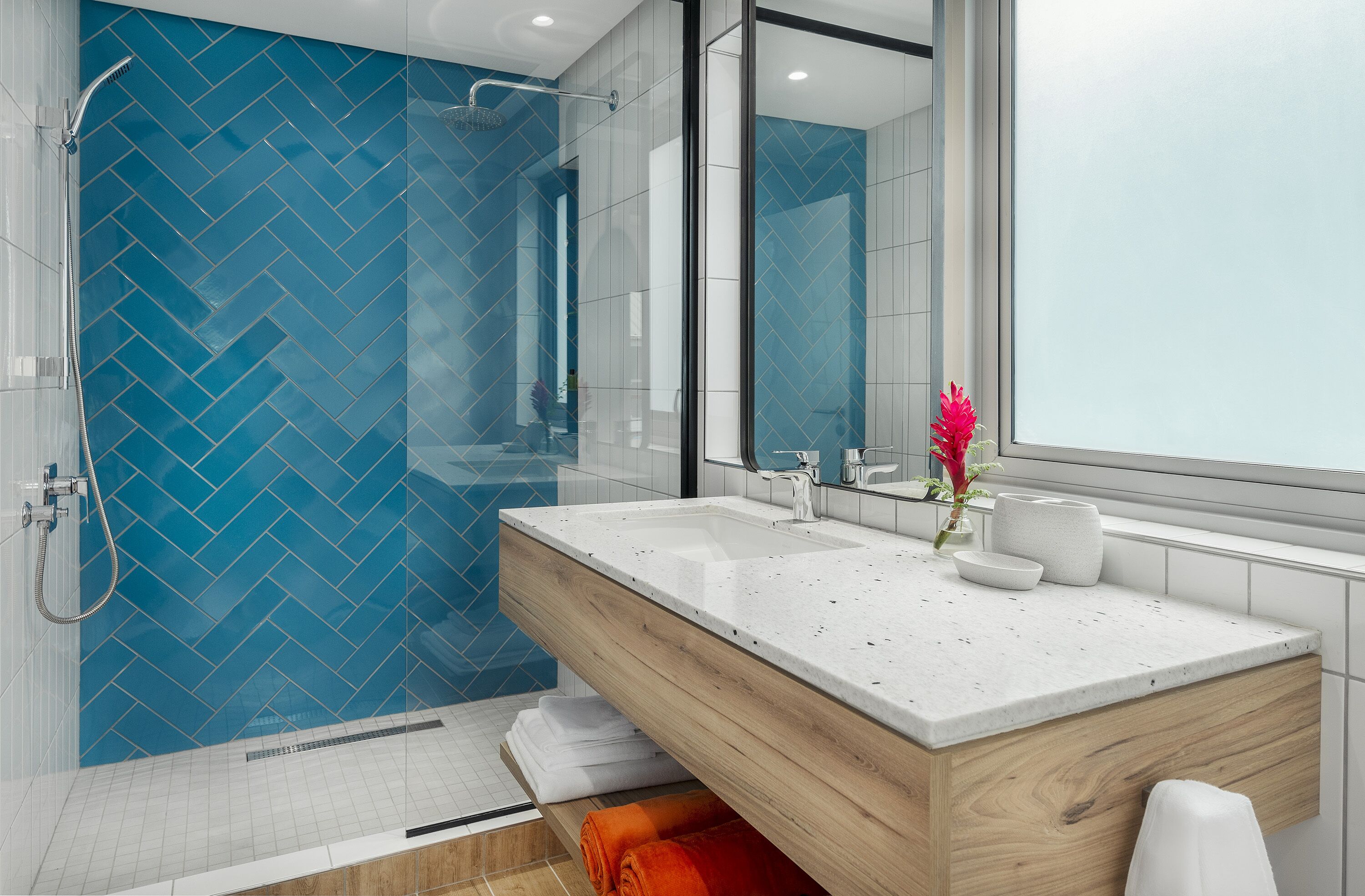 Classic Apartment 2 Bedrooms | Bathroom | Shower, hydromassage showerhead, hair dryer, towels