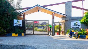 La entrada a Aberdare Cottages, con un paseo techado y una motocicleta estacionada cerca.