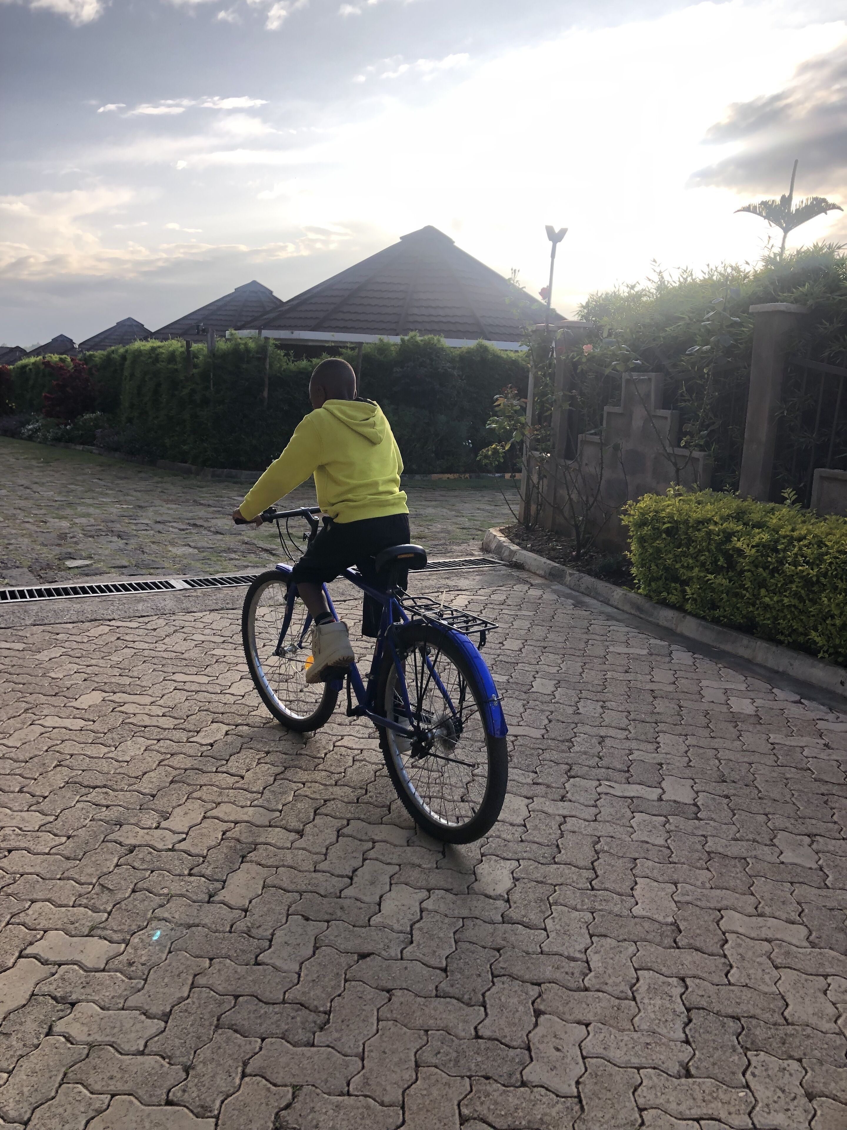 Una persona montando en bicicleta sobre un camino pavimentado.