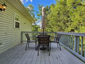 Outdoor dining - Oak Park Retreat: 2BR 2BA Cozy Peaceful Home 2 miles to Haywood Regional Medical (Clyde)