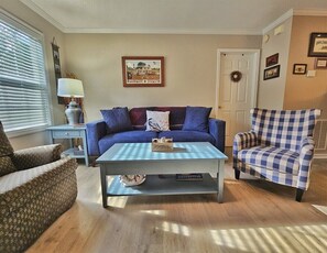 Living area - Oak Park Retreat Upper NEW, Snuggle up, Cozy & Com (Clyde)
