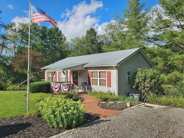 Exterior - Oak Park Retreat: 2BR 2BA Cozy Peaceful Home 2 miles to Haywood Regional Medical (Clyde)