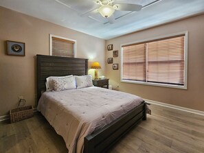 2 bedrooms, internet, bed sheets - Oak Park Retreat: 2BR 2BA Cozy Peaceful Home 2 miles to Haywood Regional Medical (Clyde)