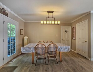 Dining - Oak Park Retreat: 2BR 2BA Cozy Peaceful Home 2 miles to Haywood Regional Medical (Clyde)