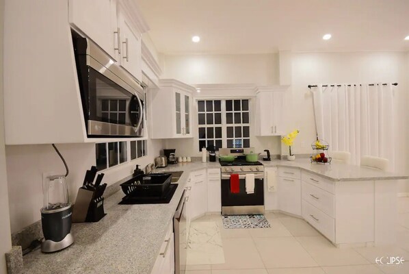 Geladeira, micro-ondas, fogão, cooktop