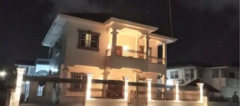 Modern 3-bed Lux Apt with Jacuzzi/Free Parking