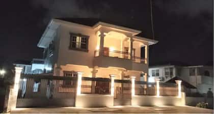 Modern 3-bed Lux Apt with Jacuzzi/Free Parking