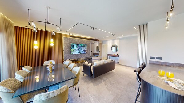 Ein modernes Hotelzimmer mit Essbereich, Wohnbereich und Bar.