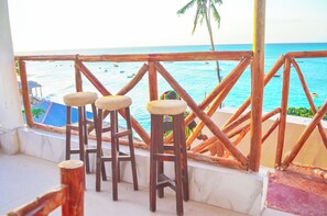 Room, 1 Bedroom, Smoking, Balcony | Living area | Books