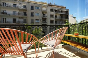 Superior room with balcony | Una scrivania, ferro/asse da stiro, Wi-Fi gratuito, lenzuola