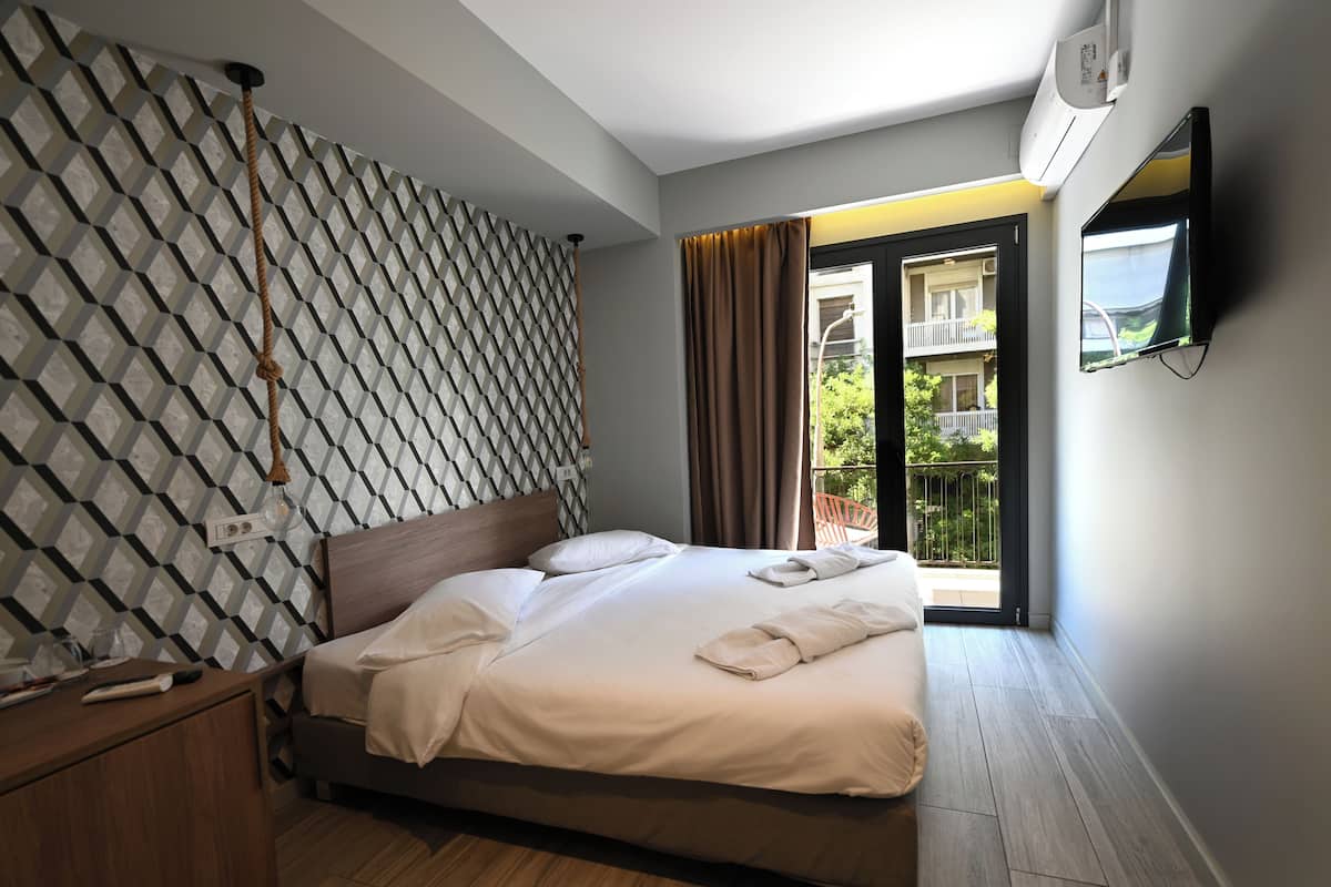 Standard Room with Balcony | 1 slaapkamer, een bureau, een strijkplank/strijkijzer, gratis wifi