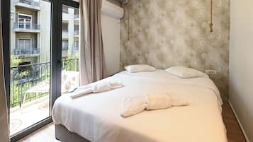 Standard Room with Balcony | 1 多间卧室、办公桌、熨斗/熨板、免费 WiFi