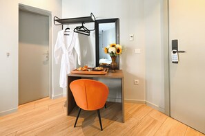 Junior Suite with indoor hot tub | 办公桌、熨斗/熨板、免费 WiFi、床单