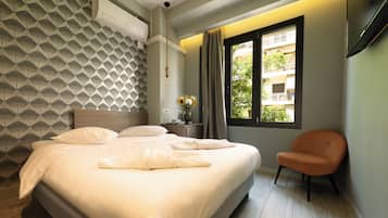 Standard Room No Balcony | Bàn, bàn ủi/dụng cụ ủi quần áo, truy cập Internet không dây miễn phí