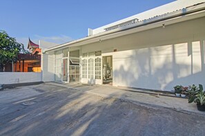 Front of property - Hotel O Paris Street Residence Syariah (Padang)