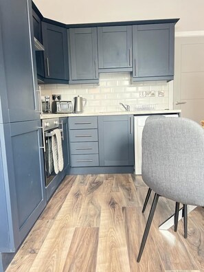 Kjøleskap, mikrobølgeovn, ovn og kaffetrakter/tekoker