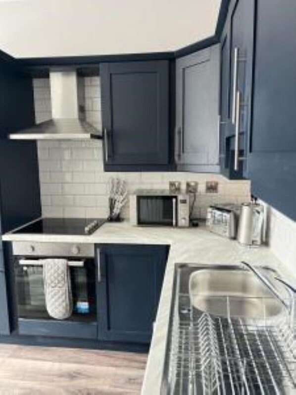 Fridge, microwave, oven, coffee/tea maker