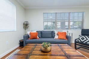 TV - Charming and Amaizing Home with Pool in Miramar (Miramar)