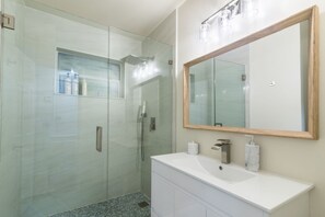 Regadera, toallas, jabón, shampoo 