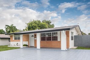 Exterior - Charming and Amaizing Home with Pool in Miramar (Miramar)