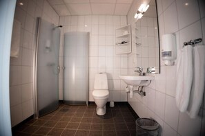 Deluxe Double Room | Bathroom | Shower, hair dryer, heated floors, towels - Askvoll Fjordhotell (Askvoll)