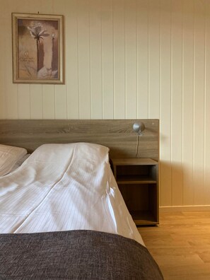 Superior Double Room | Pillow-top beds, free WiFi, bed sheets - Askvoll Fjordhotell (Askvoll)