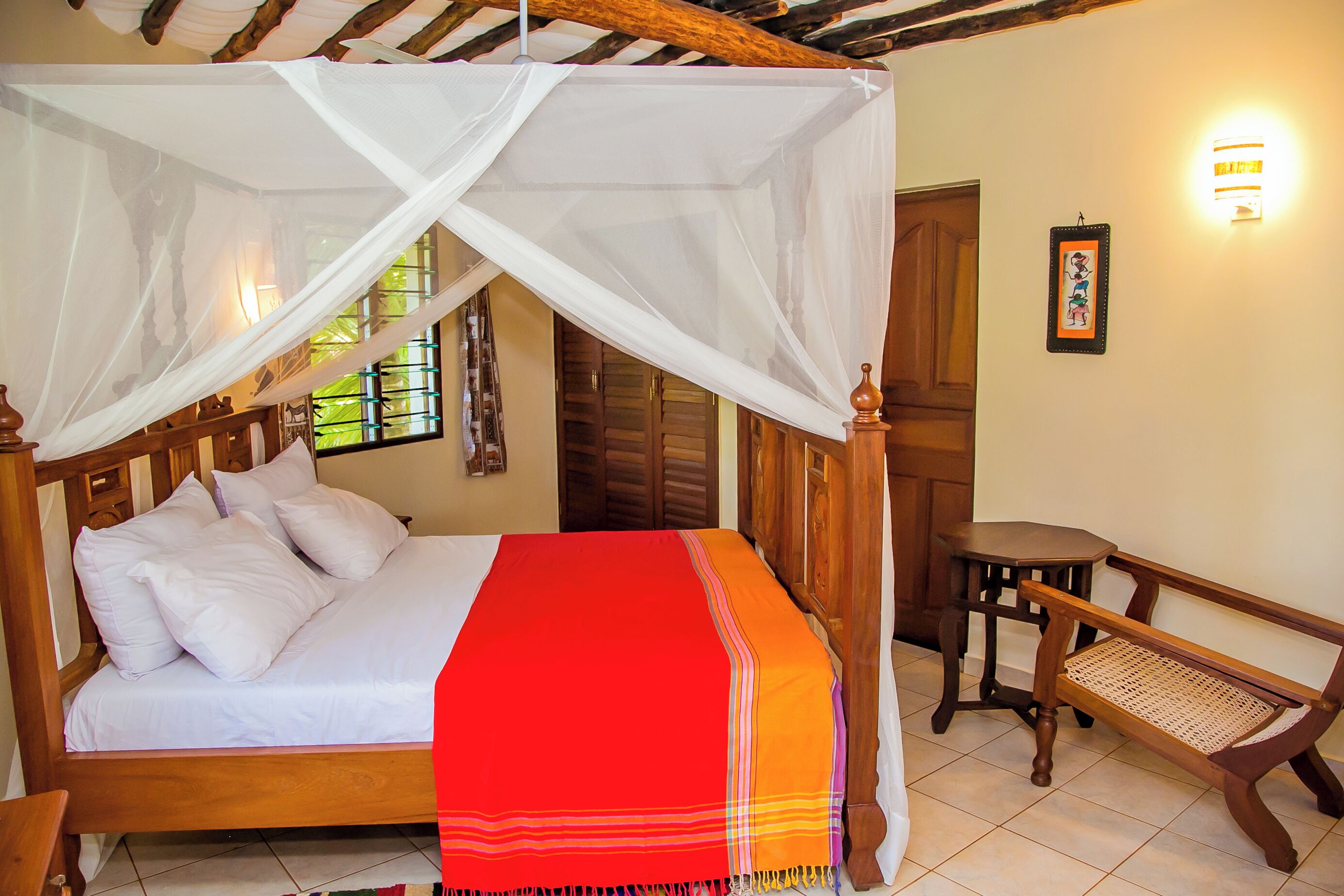 2 quartos, escrivaninha, ferros/tábuas de passar roupa