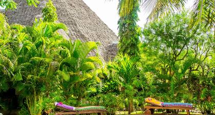 A 8-10min walk to the beach cottage with a private pool, free wifi.