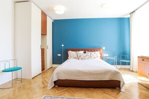 3 bedrooms, desk, iron/ironing board, travel crib