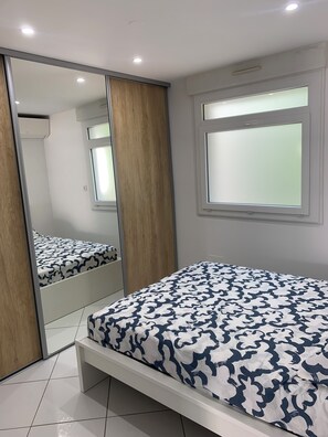 2 chambres, fer et planche à repasser, Wi-Fi, draps fournis