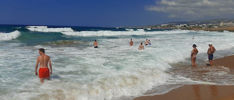 Beach nearby, sun-loungers, beach towels