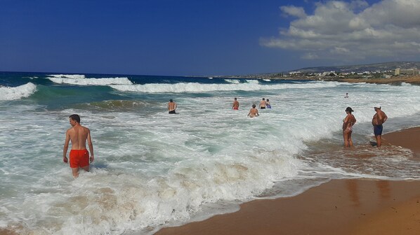 Playa en los alrededores, camastros y toallas de playa 