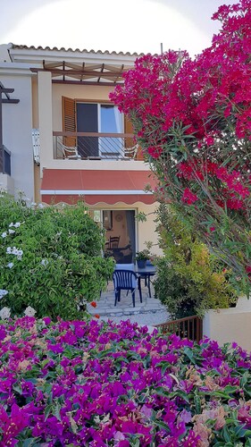 Eva Gardens corner house with stunning garden and huge pool next to CORAL BAY 