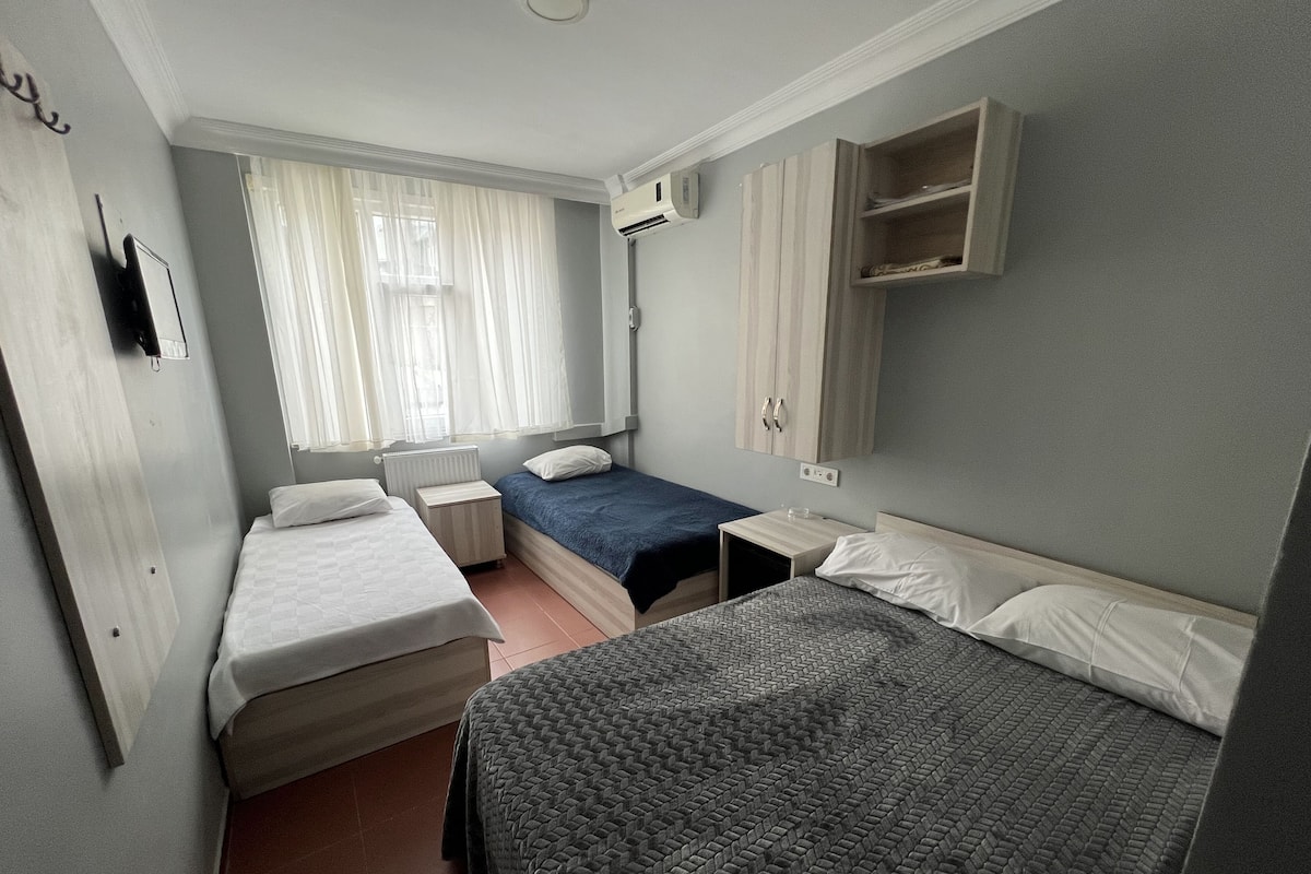 Familie driepersoonskamer | Een minibar, een bureau, een laptopwerkplek, geluiddichte muren