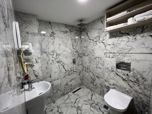 Shower, hair dryer, slippers, towels - Hotel Prima (Istanbul)