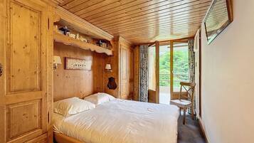 2 bedrooms, iron/ironing board, Internet, bed sheets