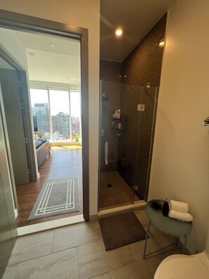 Douche, sĂšche-cheveux, serviettes fournies, savon