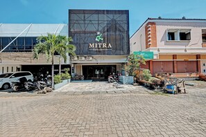 Un immeuble sur lequel on peut lire l’inscription : « Résidence MITRA ».
