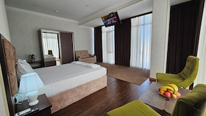 Habitación Deluxe con 1 cama matrimonial o 2 individuales | Escritorio, espacio para trabajar con laptop y insonorización