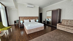 Habitación Deluxe con 1 cama matrimonial o 2 individuales | Escritorio, espacio para trabajar con laptop y insonorización