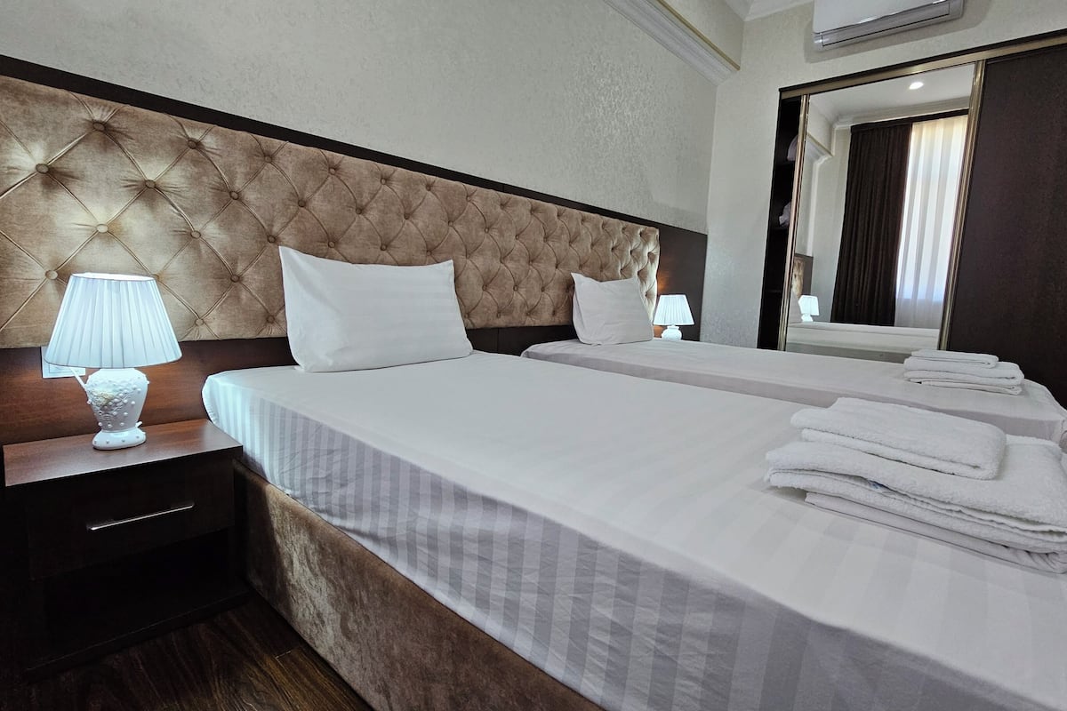 Habitación estándar con 1 cama matrimonial o 2 individuales | 1 habitación, escritorio y espacio para trabajar con laptop