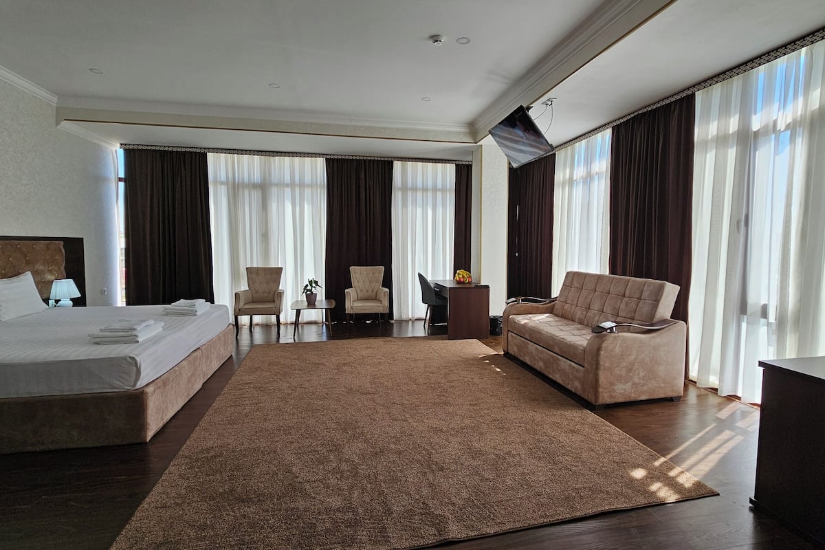 Habitación Deluxe con 1 cama matrimonial o 2 individuales | 1 habitación, escritorio y espacio para trabajar con laptop