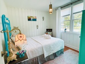 4 chambres, bureau, fer et planche à repasser, lit de bébé portatif