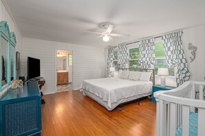 4 chambres, bureau, fer et planche à repasser, lit parapluie