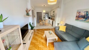 Smart TV - GPK Lux 2BR | 7 min walking to Acropolis (Athina)